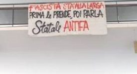 Membri dei collettivi aggrediscono studenti di destra