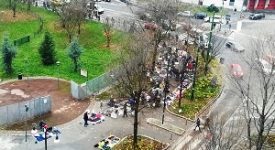 Continua impunemente il commercio abusivo in piazzale Cuoco