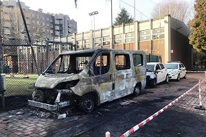 Incendiati mezzi della Polizia Locale