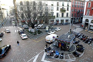 largo treves Ivoriano rompe la gamba a un agente