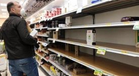 Code nei supermarket, molti scaffali vuoti
