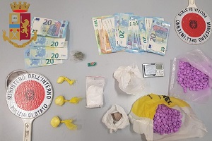 Avevano 600 pastiglie di ecstasy, due arresti