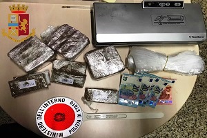 Due chili di hashish nascosti nella pasta