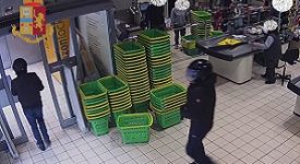 Rapina supermercato in via Tibaldi, arrestato