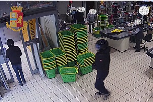 Rapina supermercato in via Tibaldi, arrestato
