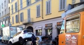 Tram tampona auto in corso San Gottardo