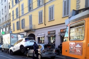 Tram tampona auto in corso San Gottardo