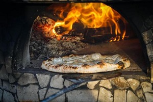 La pizzeria Da Michele chiusa per mafia
