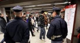 polmetro Palpeggia turista sulla Metro, arrestato