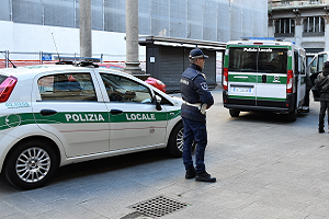 Quattro daspo a nordafricani per disordini in piazza MercantiControlli della Polizia Locale in Piazza Mercanti