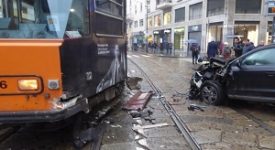 Auto impatta tram e lo fa deragliare