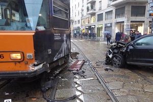 Auto impatta tram e lo fa deragliare