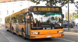 Sull'autobus ubriache minacciano passeggero con una pistola