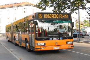 Sull'autobus ubriache minacciano passeggero con una pistola