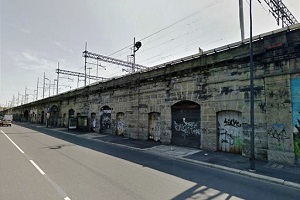 Nigeriano aggredisce donna incinta, autista e la Polizia Locale