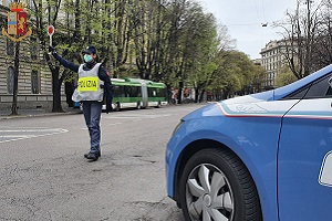 Ieri 20.366 controlli, 666 multe e 14 denunce Intensificati i controlli, inflitte 711 multe e denunciati 15 esercenti Continuano i controlli, intervento anche su un autobus