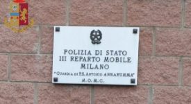 Fotografa uno spinello usando come sfondo il III Reparto Mobile