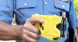 Spacciatore gambiano aggredisce agenti, fermato con il taser Sardone (Lega): taser strumento necessario anche ai vigili Pirellone: Polizia usa il taser per fermare aspirante suicida