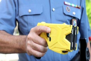 Spacciatore gambiano aggredisce agenti, fermato con il taser Sardone (Lega): taser strumento necessario anche ai vigili Pirellone: Polizia usa il taser per fermare aspirante suicida