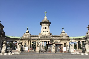 Un campo al cimitero maggiore per i morti non reclamati