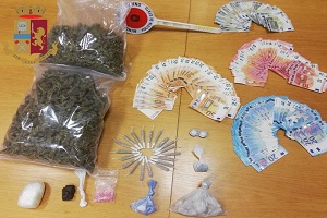 Operatori ecologici gestivano market della droga