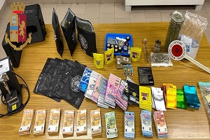 Arrestato con 7 etti di super marijuana e 16mila euro in contanti