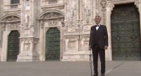 Bocelli canta in un Duomo deserto