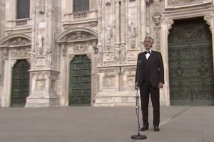 Bocelli canta in un Duomo deserto