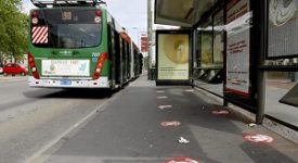 Comparsi i primi distanziatori alle fermate mezzi