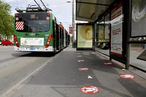 Comparsi i primi distanziatori alle fermate mezzi