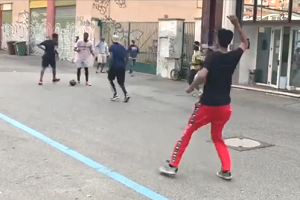 Via Stella. Piscina (Lega): cittadini rinchiusi mentre gli immigrati si divertono