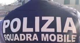 Spacciatore lancia la droga dalla finestra ma viene arrestato