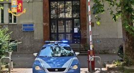 Si oppongono all'arresto di uno spacciatore, un arresto e quattro denunce