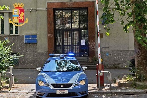 Si oppongono all'arresto di uno spacciatore, un arresto e quattro denunce