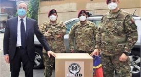 Paracadutisti accompagnati dall'Assessore Gallera donano DPI alle Forze dell'Ordine