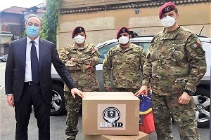 Paracadutisti accompagnati dall'Assessore Gallera donano DPI alle Forze dell'Ordine