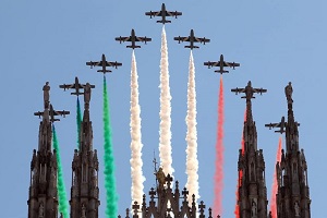 Le Frecce Tricolori sorvolano Milano
