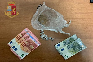 Nascondeva la droga lungo i binari dello scalo Romana, arrestato
