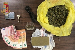 Spacciava sul pianerottolo, arrestato