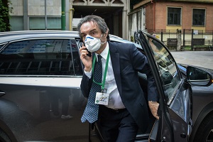 Scorta a Fontana per le minacce dei CARC che però potranno manifestare sotto il suo ufficio