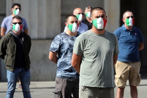 In piazza XXV aprile manifestazione delle Mascherine Tricolore