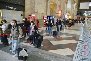 Un centinaio di persone partono per Napoli