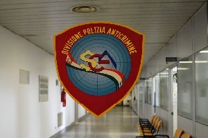 Detenuto prossimo alla scarcerazione preannuncia crimini violenti polizia anticrimine