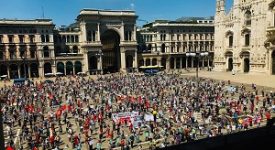 Non più di 5.000 persone in tre manifestazioni. Gli anarchici vandalizzano banche e muri di via Padova