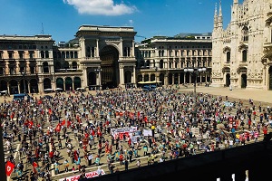 Non più di 5.000 persone in tre manifestazioni. Gli anarchici vandalizzano banche e muri di via Padova