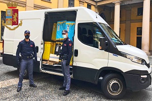 Ruba furgone a un corriere, arrestato