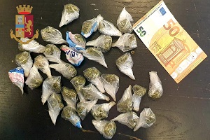 Gambiano arrestato per droga Arrestato mentre confezionava marijuana in piazza Aspromonte