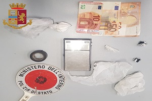 Gambiano arrestato dagli agenti cui tentava di vendere droga