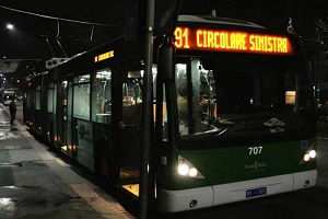 Nordafricano aggredisce autista e cerca di mettersi alla guida della 91