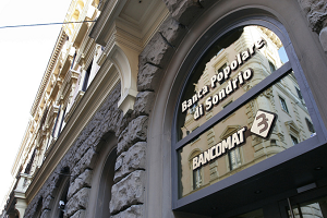 Rapina in banca con guanti e mascherine